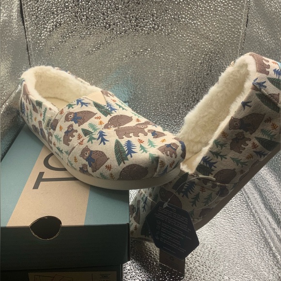 Toms Shoes - NIB Toms womens super cute bear print